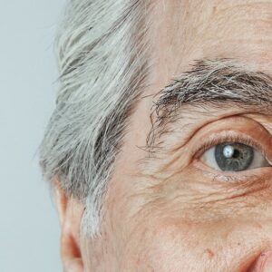 Occhio di un uomo anziano, simbolo della prevenzione del glaucoma